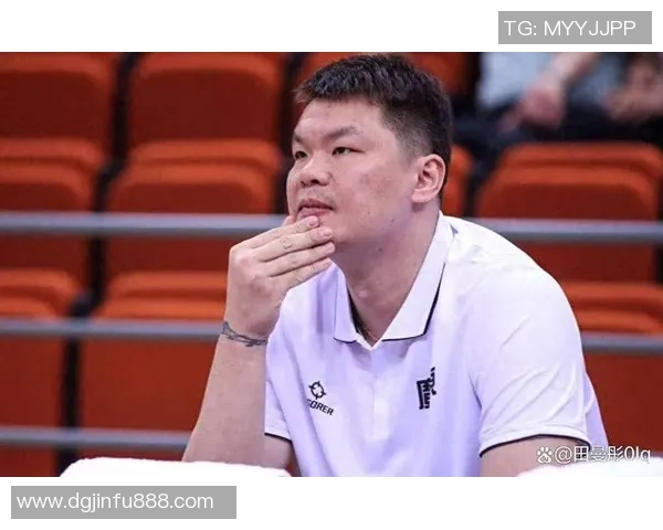 广东男篮官方入队典礼：朱芳雨给4新援发球衣 崔永熙暴扣杜锋大笑